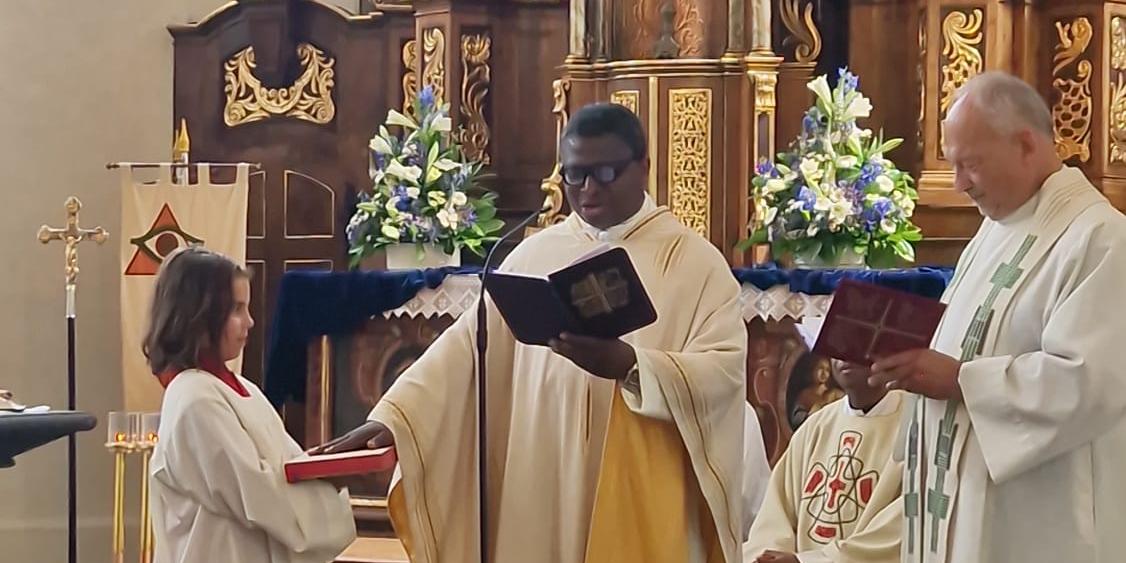 Pfr. Antwi-Boasiako legt seinen Amtseid ab (c) Pfarrei Breisiger Land Pfr. Antwi-Boasiako legt seinen Amtseid ab