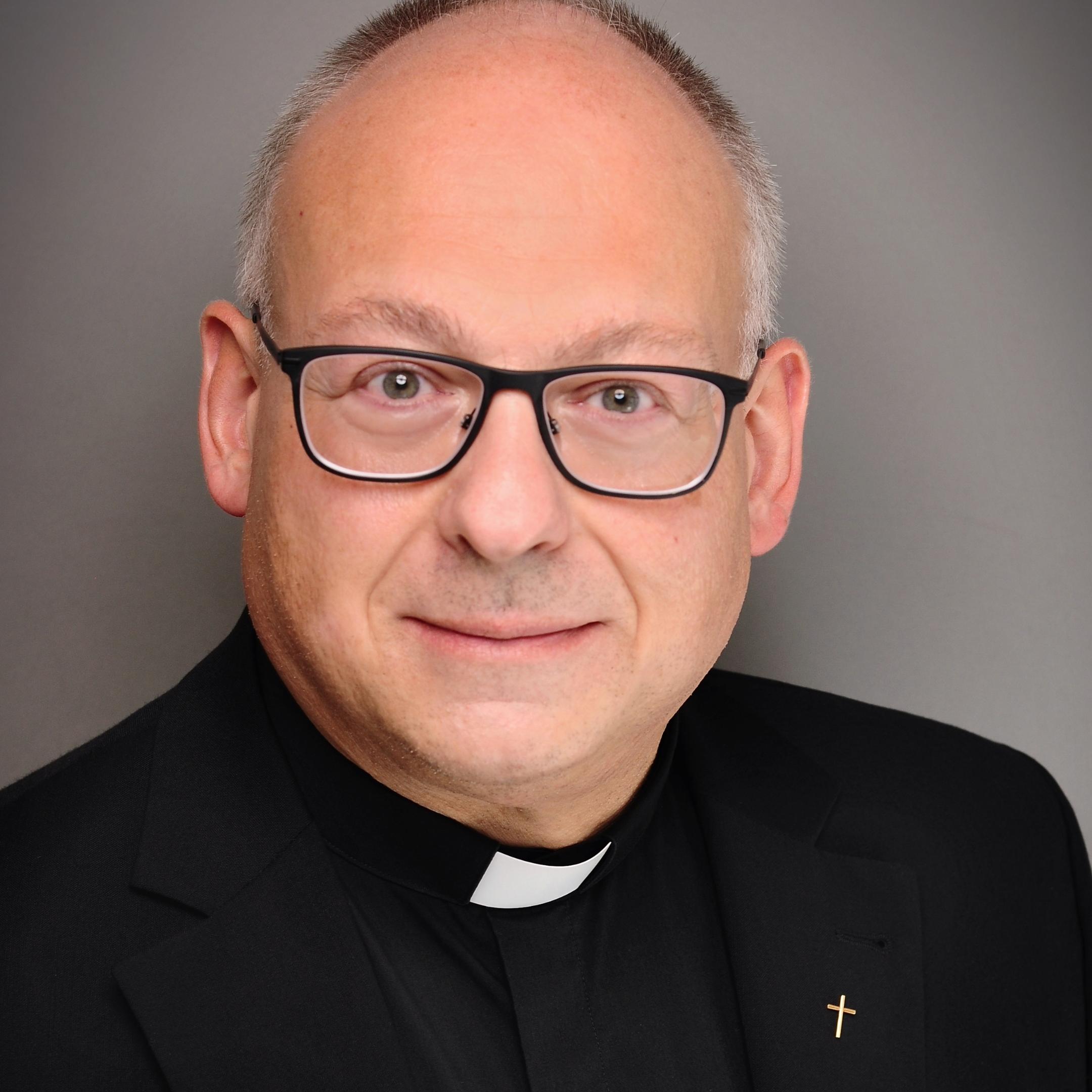 Ein Mann mit kurzen grauen Haaren und Brille lacht in die Kamera (c) Bistum Trier Ein Mann mit kurzen grauen Haaren und Brille lacht in die Kamera