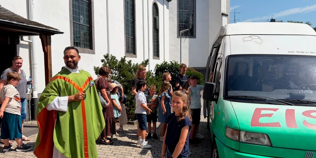 Segnung Eisauto 26 (c) Pfarrei Breisiger Land Segnung Eisauto 26