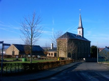 Kirchenansicht von außen mit anliegendem Friedhof