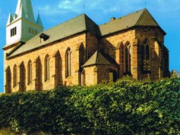 Außenansicht der Kirche von der Seite der Hauptstraße