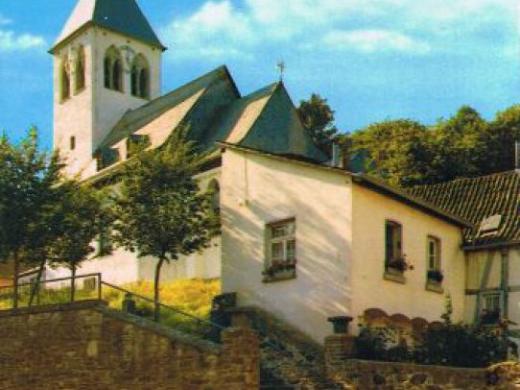 Kirchenansicht von der Hauptstraße aus